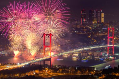 İSTANBUL, TÜRKEYE - 2020 Yılbaşı: İstanbul 'da Kutlamalar. İstanbul Boğazı Köprüsü, 15 Temmuz Şehitler Köprüsü 'nde havai fişek gösterisi. Camlica Tepesi çok güzel bir manzara Uskudar, İstanbul saat 00: 00
