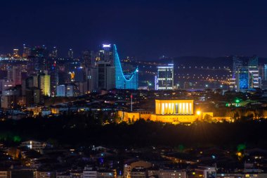 Aydınlanmış Türk şehrinin gece manzarası 