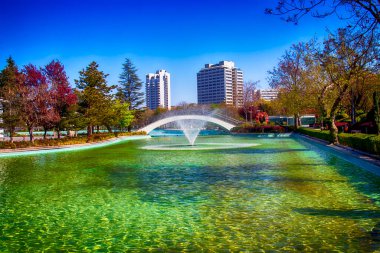 Göletten Genclik Parki manzarası, kültür merkezi, gençlik merkezi, tema parkı ve Ankara 'nın merkezinde Türkiye' nin başkenti olan bir halk parkı. Ankara 'nın En İyi Turistik Yeri