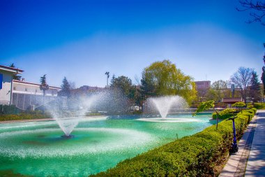 Göletten Genclik Parki manzarası, kültür merkezi, gençlik merkezi, tema parkı ve Ankara 'nın merkezinde Türkiye' nin başkenti olan bir halk parkı. Ankara 'nın En İyi Turistik Yeri