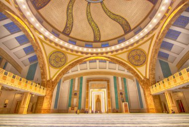 ANKARA, TURKEY - 10 Nisan 2024: Kocatepe Camii Kocatepe Camii iç mimarisi. Cami, Ankara 'nın Çankaya ilçesinin Kizilay ilçesindeki Kocatepe semtindeki en büyük camidir. Bayram namazı.