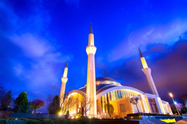 BACHKOVO Manastırı, BULGARIA - 4 Haziran 2019: Manastırın dış avlusunda mumlarla dua edilir. Duvarlarda Bizans yapımı. Renkli çizimler ve İsa, Meryem, azizler ve meleklerin figürleri..