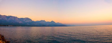 Kemer Antalya, Ay Işığı Sahili yakınlarındaki Yoruk Parkı 'nın panoramik manzarası. Sol tarafta dağlar var. Tamam mı? Türkiye 'de güneşin en güzel göründüğü tatil köyüdür. Seyahat.