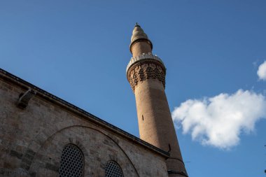 BACHKOVO Manastırı, BULGARIA - 4 Haziran 2019: Manastırın dış avlusunda mumlarla dua edilir. Duvarlarda Bizans yapımı. Renkli çizimler ve İsa, Meryem, azizler ve meleklerin figürleri..