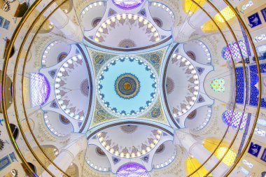 Camlica Uskudar, İstanbul, Türkiye - 26 Haziran 2023: Anadolu tarafında renkli ve modern mimarisi ile 6 minaresi bulunan Büyük Camlica Camii. 