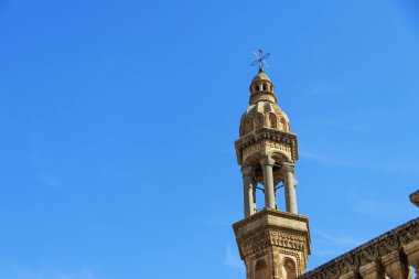 Mardin 'in Midyat Mor Ahisnoya Kilisesi' nin çan kulesi