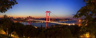İSTANBUL, Turkey. Günbatımında İstanbul Boğazı Köprüsü 'nün panoramik manzarası.