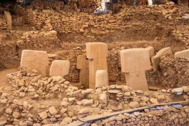 Göbekli Tepe 'de arkeologlar Unear Antik Sırlar. Arkeologlar titizlikle Türkiye 'deki Göbekli Tepe' nin tarih öncesi mekanını kazarak T şeklindeki sütunlar, dairesel duvarlar ve taş duvarları ortaya çıkardılar.