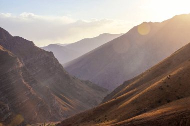 Türkiye 'de gündüz vakti bulutlu gökyüzü altındaki dağların manzarası
