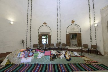 OBROCHISHTE, BULGARIA - 6 Haziran 2019: Ak Yazili Sultan Baba Derviş, tekke, Bulgaristan 'ın Obrochishte kentindeki Müslüman dini bektaşi liderinin 16. yüzyıldan kalma mezarı