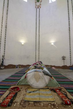 OBROCHISHTE, BULGARIA - 6 Haziran 2019: Ak Yazili Sultan Baba Derviş, tekke, Bulgaristan 'ın Obrochishte kentindeki Müslüman dini bektaşi liderinin 16. yüzyıldan kalma mezarı