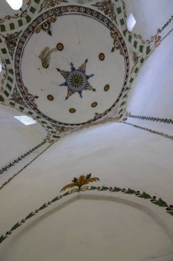 OBROCHISHTE, BULGARIA - 6 Haziran 2019: Ak Yazili Sultan Baba Derviş, tekke, Bulgaristan 'ın Obrochishte kentindeki Müslüman dini bektaşi liderinin 16. yüzyıldan kalma mezarı