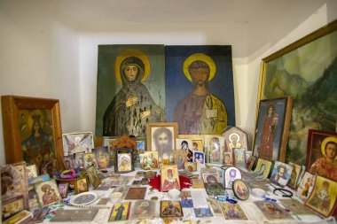 OBROCHISHTE, BULGARIA - 6 Haziran 2019: Ak Yazili Sultan Baba Derviş, tekke, Bulgaristan 'ın Obrochishte kentindeki Müslüman dini bektaşi liderinin 16. yüzyıldan kalma mezarı