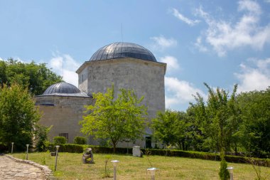 Ak Yazili Sultan Baba Derviş, tekke, Bulgaristan 'ın Obrochishte kentindeki Müslüman dini liderin 16. yüzyıldan kalma mezarını bahçeden görüyor.