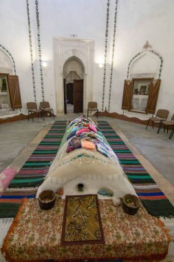 Obrochishte, Bulgaristan - 6 Haziran 2019: Ak Yazili Sultan Baba Derviş (tekke), Bulgaristan 'ın Obrochishte kentinde bulunan Müslüman dini lider bektashi' nin 16. yüzyıldan kalma mezarının iç kubbesinden bir manzara