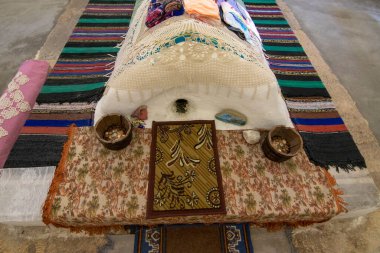 Obrochishte, Bulgaristan - 6 Haziran 2019: Ak Yazili Sultan Baba Derviş (tekke), Bulgaristan 'ın Obrochishte kentinde bulunan Müslüman dini lider bektashi' nin 16. yüzyıldan kalma mezarının iç kubbesinden bir manzara