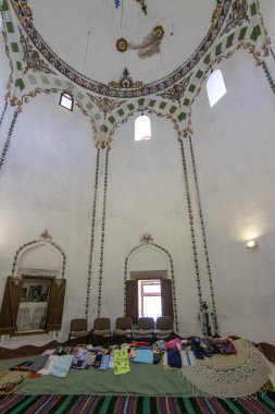 Obrochishte, Bulgaristan - 6 Haziran 2019: Ak Yazili Sultan Baba Derviş (tekke), Bulgaristan 'ın Obrochishte kentinde bulunan Müslüman dini lider bektashi' nin 16. yüzyıldan kalma mezarının iç kubbesinden bir manzara