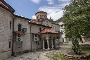 Bachkovo Manastırı 'nın sağında bahçe çanı olan manastırdan güzel bir manzara. Meryem Ana Manastırı Petritzonitissa Güney Bulgaristan 'da büyük bir Doğu Ortodoks manastırı..