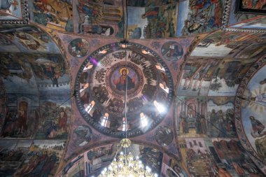 BACHKOVO MONASTERY PLOVDIV, BULGARIA - 4 Haziran 2019: Bachkovo Manastırı freskleri, Bizans Ortodoks Manastırı resimleri, birçok renkli resim, Hıristiyan dininin figürleri 