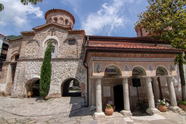 Bachkovo Manastırı 'nın sağında bahçe çanı olan manastırdan güzel bir manzara. Meryem Ana Manastırı Petritzonitissa Güney Bulgaristan 'da büyük bir Doğu Ortodoks manastırı..