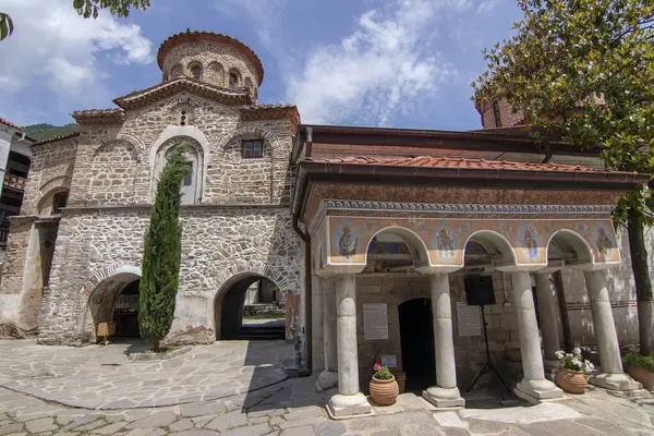 Bachkovo Manastırı 'nın sağında bahçe çanı olan manastırdan güzel bir manzara. Meryem Ana Manastırı Petritzonitissa Güney Bulgaristan 'da büyük bir Doğu Ortodoks manastırı..