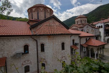 Bachkovo Manastırı Hıristiyan mimarisinin önemli bir anıtıdır ve en büyük ve en eski Doğu Ortodoks eserlerinden biridir. Kutsal Meryem Ana Asenovgrad Bulgaristan 'ın Bachkovo Manastırı Yurdu