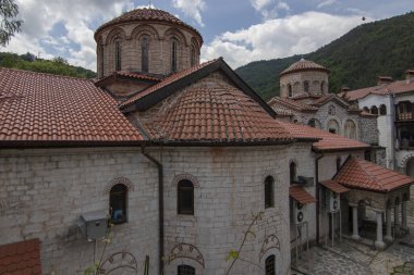 Bachkovo Manastırı Hıristiyan mimarisinin önemli bir anıtıdır ve en büyük ve en eski Doğu Ortodoks eserlerinden biridir. Kutsal Meryem Ana Asenovgrad Bulgaristan 'ın Bachkovo Manastırı Yurdu
