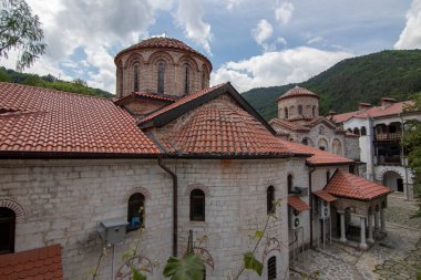 Bachkovo Manastırı Hıristiyan mimarisinin önemli bir anıtıdır ve en büyük ve en eski Doğu Ortodoks eserlerinden biridir. Kutsal Meryem Ana Asenovgrad Bulgaristan 'ın Bachkovo Manastırı Yurdu