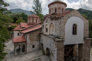 Bachkovo Manastırı Hıristiyan mimarisinin önemli bir anıtıdır ve en büyük ve en eski Doğu Ortodoks eserlerinden biridir. Kutsal Meryem Ana Asenovgrad Bulgaristan 'ın Bachkovo Manastırı Yurdu