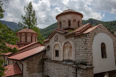 Bachkovo Manastırı Hıristiyan mimarisinin önemli bir anıtıdır ve en büyük ve en eski Doğu Ortodoks eserlerinden biridir. Kutsal Meryem Ana Asenovgrad Bulgaristan 'ın Bachkovo Manastırı Yurdu