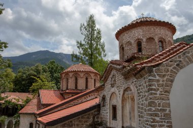 Bachkovo Manastırı Hıristiyan mimarisinin önemli bir anıtıdır ve en büyük ve en eski Doğu Ortodoks eserlerinden biridir. Kutsal Meryem Ana Asenovgrad Bulgaristan 'ın Bachkovo Manastırı Yurdu