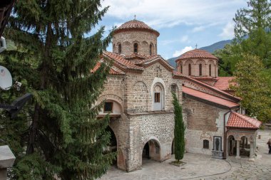 Bachkovo Manastırı Hıristiyan mimarisinin önemli bir anıtıdır ve en büyük ve en eski Doğu Ortodoks eserlerinden biridir. Kutsal Meryem Ana Asenovgrad Bulgaristan 'ın Bachkovo Manastırı Yurdu
