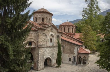 Bachkovo Manastırı Hıristiyan mimarisinin önemli bir anıtıdır ve en büyük ve en eski Doğu Ortodoks eserlerinden biridir. Kutsal Meryem Ana Asenovgrad Bulgaristan 'ın Bachkovo Manastırı Yurdu
