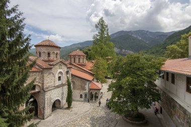 Bachkovo Manastırı Filibe, Bulgaristan - 4 Haziran 2019: Bachkovo Manastırı 'nda yürüyen turistler, Hıristiyan mimarisinin önemli bir anıtı ve en büyük ve en eski Doğu Ortodoks' lardan biri.. 