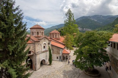 Bachkovo Manastırı Filibe, Bulgaristan - 4 Haziran 2019: Bachkovo Manastırı 'nda yürüyen turistler, Hıristiyan mimarisinin önemli bir anıtı ve en büyük ve en eski Doğu Ortodoks' lardan biri.. 