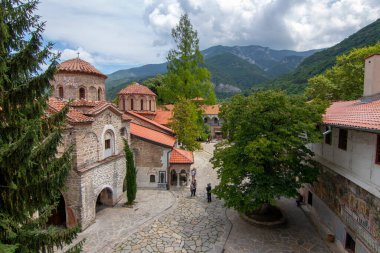 Bachkovo Manastırı Filibe, Bulgaristan - 4 Haziran 2019: Bachkovo Manastırı 'nda yürüyen turistler, Hıristiyan mimarisinin önemli bir anıtı ve en büyük ve en eski Doğu Ortodoks' lardan biri.. 