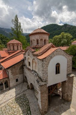 Bachkovo Manastırı Hıristiyan mimarisinin önemli bir anıtıdır ve en büyük ve en eski Doğu Ortodoks eserlerinden biridir. Kutsal Meryem Ana Asenovgrad Bulgaristan 'ın Bachkovo Manastırı Yurdu