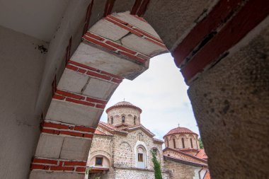 Bachkovo Manastırı Hıristiyan mimarisinin önemli bir anıtıdır ve en büyük ve en eski Doğu Ortodoks eserlerinden biridir. Kutsal Meryem Ana Asenovgrad Bulgaristan 'ın Bachkovo Manastırı Yurdu