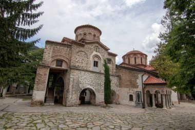 Bachkovo Manastırı Hıristiyan mimarisinin önemli bir anıtıdır ve en büyük ve en eski Doğu Ortodoks eserlerinden biridir. Kutsal Meryem Ana Asenovgrad Bulgaristan 'ın Bachkovo Manastırı Yurdu