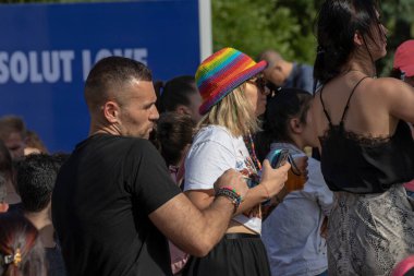 SOFYA, BULGGARIA - 8 Haziran 2019: İnsanlar LGBT Sofya 'nın eşitlik ve LGBT toplumuna ayrımcılık yapılmaması konulu yıllık LGBT gurur geçidine katıldılar.