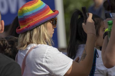 SOFYA, BULGGARIA - 8 Haziran 2019: İnsanlar LGBT Sofya 'nın eşitlik ve LGBT toplumuna ayrımcılık yapılmaması konulu yıllık LGBT gurur geçidine katıldılar.