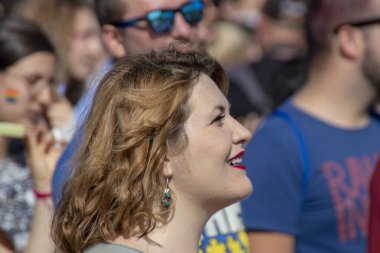 SOFYA, BULGGARIA - 8 Haziran 2019: İnsanlar LGBT Sofya 'nın eşitlik ve LGBT toplumuna ayrımcılık yapılmaması konulu yıllık LGBT gurur geçidine katıldılar.