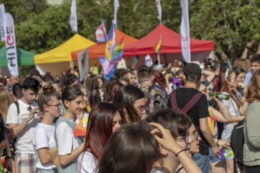 SOFYA, BULGGARIA - 8 Haziran 2019: İnsanlar LGBT Sofya 'nın eşitlik ve LGBT toplumuna ayrımcılık yapılmaması konulu yıllık LGBT gurur geçidine katıldılar.