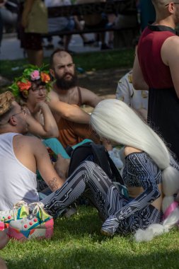 SOFYA, BULGGARIA - 8 Haziran 2019: İnsanlar LGBT Sofya 'nın eşitlik ve LGBT toplumuna ayrımcılık yapılmaması konulu yıllık LGBT gurur geçidine katıldılar.