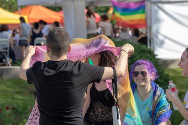 SOFYA, BULGGARIA - 8 Haziran 2019: İnsanlar LGBT Sofya 'nın eşitlik ve LGBT toplumuna ayrımcılık yapılmaması konulu yıllık LGBT gurur geçidine katıldılar.