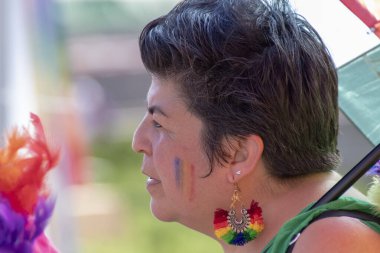 SOFYA, BULGGARIA - 8 Haziran 2019: İnsanlar LGBT Sofya 'nın eşitlik ve LGBT toplumuna ayrımcılık yapılmaması konulu yıllık LGBT gurur geçidine katıldılar.