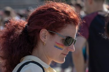 SOFYA, BULGGARIA - 8 Haziran 2019: İnsanlar LGBT Sofya 'nın eşitlik ve LGBT toplumuna ayrımcılık yapılmaması konulu yıllık LGBT gurur geçidine katıldılar.