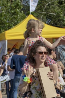 SOFYA, BULGGARIA - 8 Haziran 2019: İnsanlar LGBT Sofya 'nın eşitlik ve LGBT toplumuna ayrımcılık yapılmaması konulu yıllık LGBT gurur geçidine katıldılar.