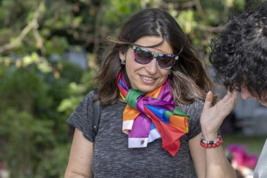 SOFYA, BULGGARIA - 8 Haziran 2019: İnsanlar LGBT Sofya 'nın eşitlik ve LGBT toplumuna ayrımcılık yapılmaması konulu yıllık LGBT gurur geçidine katıldılar.