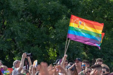 SOFYA, BULGGARIA - 8 Haziran 2019: İnsanlar LGBT Sofya 'nın eşitlik ve LGBT toplumuna ayrımcılık yapılmaması konulu yıllık LGBT gurur geçidine katıldılar.
